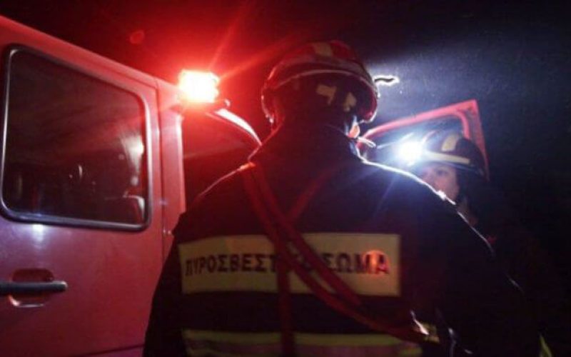 Φωτιά σε διαμέρισμα στην Καλλιθέα, 70χρονος ανασύρθηκε χωρίς τις αισθήσεις του