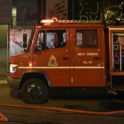 Φωτιά σε διαμέρισμα στην Καλλιθέα: Δύο άτομα νοσηλεύονται μετά από έκρηξη θερμαντικού σώματος
