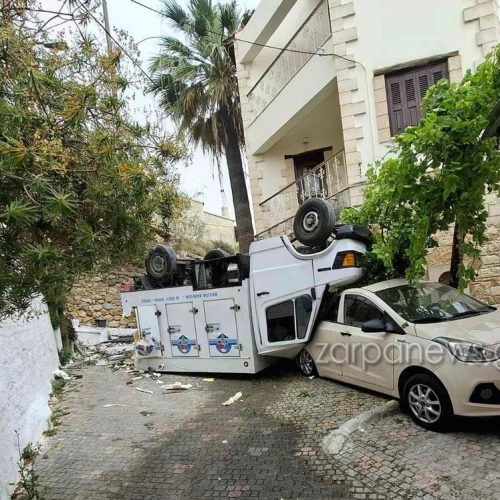 «ΑΠΙΣΤΕΥΤΟ» ΤΡΟΧΑΙΟ – Φορτηγό «τούμπαρε» και «κατέληξε» πάνω σε ΙΧ