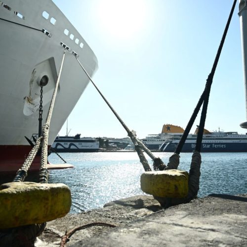 «Δεμένα» τα πλοία σε Πειραιά, Ραφήνα και Λαύριο λόγω «θυελλωδών ανέμων»