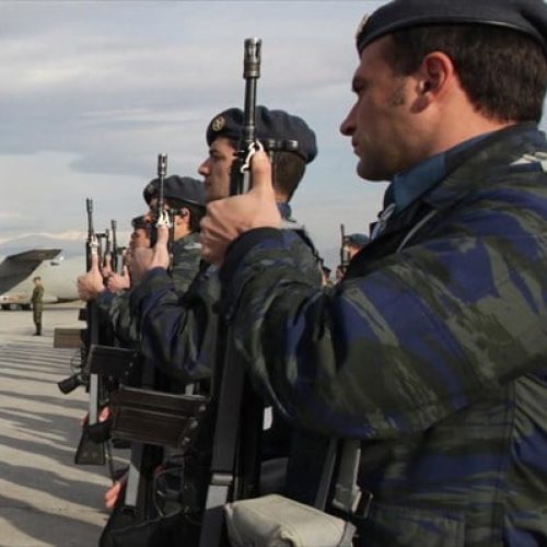 Ο Γερμανός υπουργός Άμυνας «ΔΕΝ ΑΠΟΚΛΕΙΕΙ» την επιστροφή της «ΣΤΡΑΤΙΩΤΙΚΗΣ ΕΠΙΣΤΡΑΤΕΥΣΗΣ»