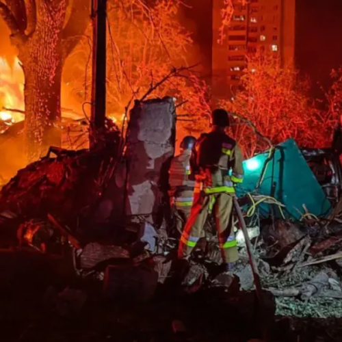 Φλέγεται ο σιδηροδρομικός σταθμός, βομβαρδίζεται η Ζαπορίζια – Η φρίκη συνεχίζεται…