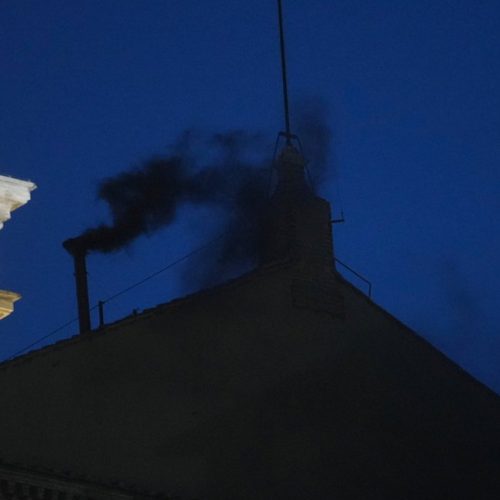 ΕΚΤΑΚΤΟ: ΜΑΥΡΟΣ ΚΑΠΝΟΣ στην Καπέλα Σιξτίνα – Άκαρπη η πρώτη ψηφοφορία για νέο Πάπα