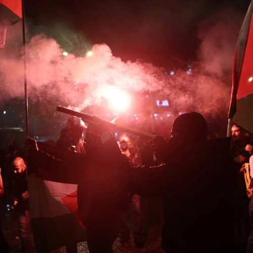 Σκηνές έντασης στην Πανόρμου – Κουκουλοφόροι πέταξαν μολότοφ στα ΜΑΤ