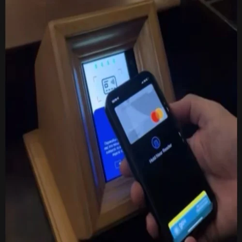 Η Εκκλησία δέχεται κάρτες – Το πρώτο POS στο παγκάρι εκκλησίας (Βίντεο)