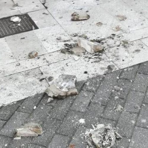 Σοκ στον Πειραιά: κατέρρευσε μέρος μπαλκονιού!