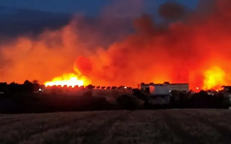 Πύρινη κόλαση στη Θεσσαλονίκη – Η μεγάλη φωτιά στο Ωραιόκαστρο έχει «εισβάλλει» στην περιοχή της Φιλοθέης στα όρια με τον δήμο Παύλου Μελά