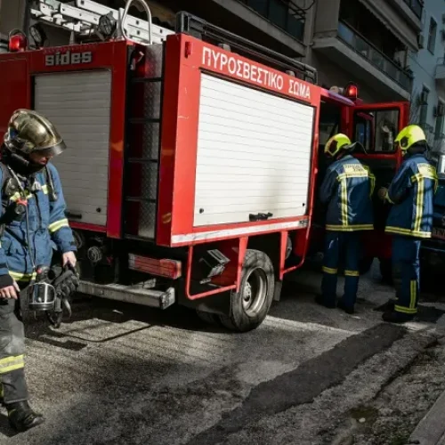 Φωτιά στο κέντρο της Αθήνας – Έκλεισε η οδός Αμερικής