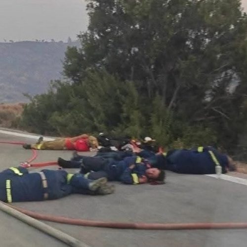 «Ραγίζει καρδιές» η φωτογραφία με τους αποκαμωμένους πυροσβέστες στη Χίο