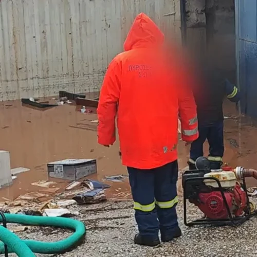 Πλημμύρισε το αστυνομικό τμήμα στη νέα Μάκρη – μάχη με τα νερά για ώρες