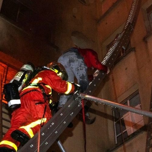 «ΑΝΕΙΠΩΤΗ ΘΛΙΨΗ»: Πέντε «νεκροί» από πυρκαγιά σε τριώροφο κτήριο