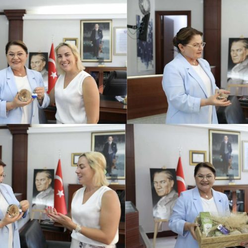 Περιχαρής η Αντιδήμαρχος Πολιτισμού Δήμου Κω ποζάρει μπροστά στο κάδρο του Μουσταφά Κεμάλ