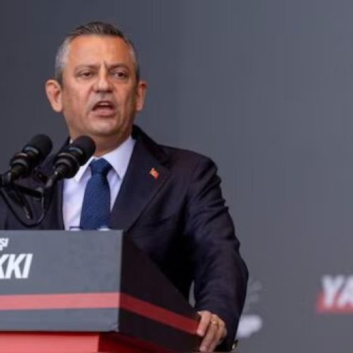 Ο ηγέτης της αντιπολίτευσης της Τουρκίας Οζγκούρ Οζέλ δέχτηκε επίθεση σε εκδήλωση στην Κωνσταντινούπολη