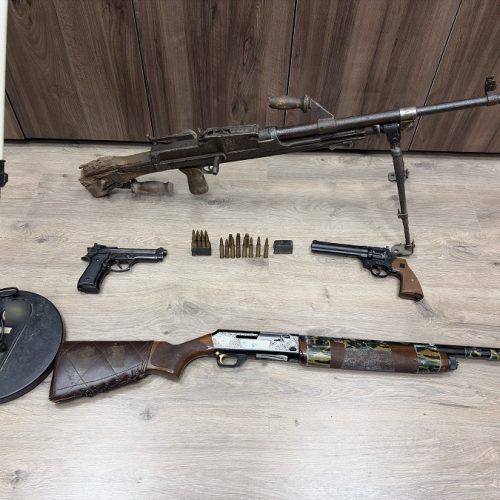 ΠΑΝΟΠΛΟΣ 68χρονος στο Ρέθυμνο: Οπλοπολυβόλα, ανιχνευτές μετάλλων και παράνομο οπλοστάσιο
