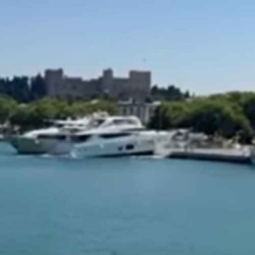 Θαλαμηγός έπεσε με φόρα στον προβλήτα! (Βίντεο)