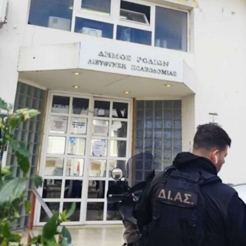 Ρόδος – «Χρυσή κουζίνα»: Η πολεοδόμος έκρυβε δεκάδες χιλιάδες ευρώ σε απορροφητήρα και κατσαρόλες