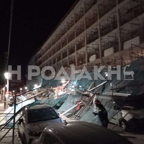 Ρόδος: Κατέρρευσε σκαλωσιά ξενοδοχείου από τους ανέμους – Καταπλάκωσε αυτοκίνητα