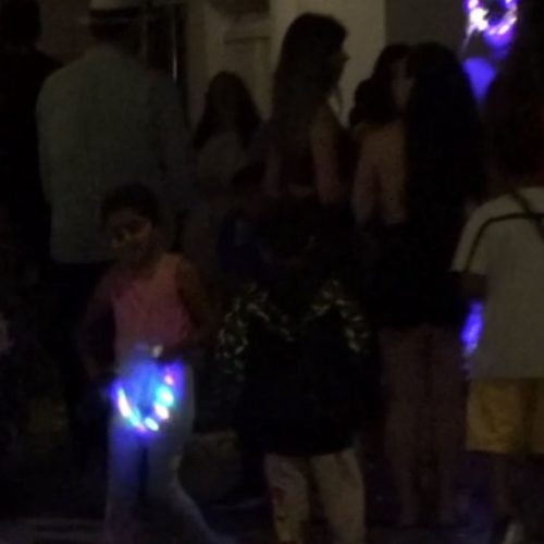 Ανήλικοι Ρομά «πολιορκούν» τη Μύκονο – Στη κάμερα οι ενοχλήσεις στους περαστικούς