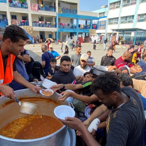 Φορτηγά φορτωμένα με «ΑΝΘΡΩΠΙΣΤΙΚΗ ΒΟΗΘΕΙΑ» περιμένουν να εισέλθουν στη Γάζα