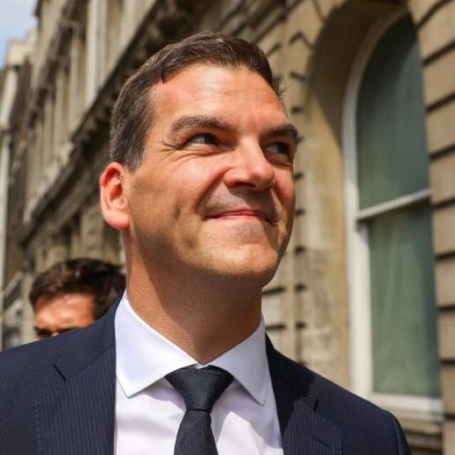 ΣΚΑΝΔΑΛΟ ΜΑΝΤΕΛΣΟΝ: Ο «αποδιοπομπαίος τράγος» Όλι Ρόμπινς και τα ψέματα στη Βουλή!