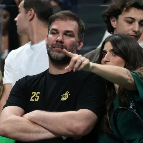 ΠΑΣΙΓΝΩΣΤΟΣ ΕΛΛΗΝΑΣ ΤΡΑΓΟΥΔΙΣΤΗΣ ΤΑΞΙΔΕΨΕ ΜΕ ΤΟΝ ΠΑΝΑΘΗΝΑΪΚΟ ΣΤΗΝ ΒΟΣΝΙΑ