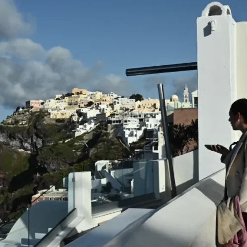 Η Σαντορίνη επιστρέφει σιγά σιγά στην κανονικότητα – Ανοίγουν τα σχολεία