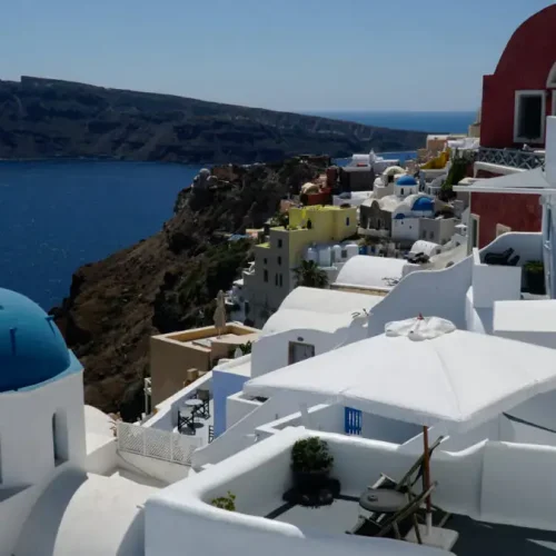 Αυτά είναι τα αποτελέσματα του ΥΠΕΝ από τους ελέγχους για αυθαιρεσίες σε Μύκονο και Σαντορίνη