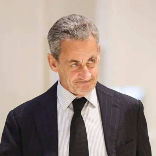 Ο Νικολά Σαρκοζί περνά το κατώφλι της φυλακής σήμερα!