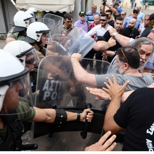Χημικά και ξύλο στους ταξιτζήδες έξω από το Υπουργείο – Άγρια ένταση με τα ΜΑΤ