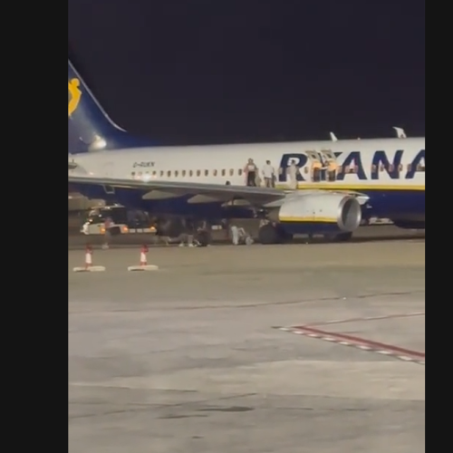 ΕΚΤΑΚΤΟ!!! ΦΩΤΙΑ ΣΕ ΑΕΡΟΠΛΑΝΟ ΤΗΣ RYANAIR!!!! 18 ΤΡΑΥΜΑΤΙΕΣ (ΒΙΝΤΕΟ)
