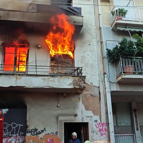 Μεγάλη φωτιά σε παλιό κτίριο στο Μεταξουργείο – Επιχείρηση της Πυροσβεστικής!! [ΒΙΝΤΕΟ]