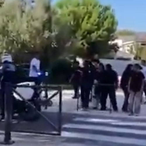 Άνδρας με ματσέτα πέφτει νεκρός από αστυνομικά πυρά έξω από σχολείο!!