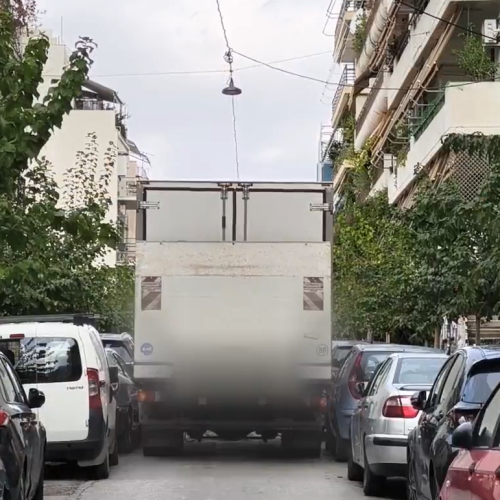 Χάος στα Εξάρχεια: Φορτηγό «σφήνωσε» στην Καλλιδρομίου προκαλώντας φθορές σε εννέα αυτοκίνητα