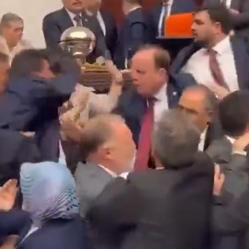 Τσίρκο η βουλή της Τουρκίας: Άγριο ξύλο μεταξύ βουλευτών! (ΒΙΝΤΕΟ)