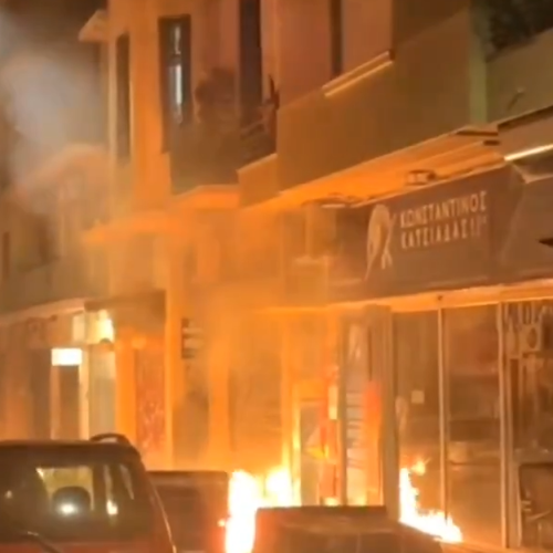Νύχτα έντασης στα Εξάρχεια: Μολότοφ, φωτιές και επεισόδια με τα ΜΑΤ μετά τα μεσάνυχτα (ΒΙΝΤΕΟ)