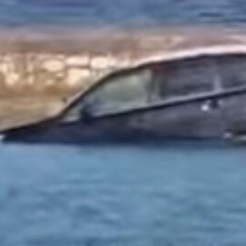 Απίστευτο: Αυτοκίνητο επέπλεε στο λιμάνι της Πάρου – Επιχείρηση του Λιμενικού
