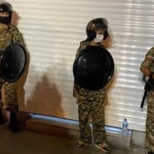 Παιδιά-στρατιώτες στους δρόμους της Τεχεράνης: Οι Φρουροί της Επανάστασης επιστρατεύουν 12χρονους με Καλάσνικοφ;