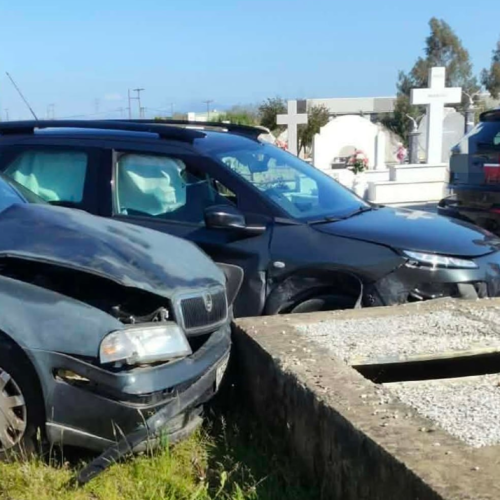 Απίστευτο τροχαίο στο Αγρίνιο: Αυτοκίνητα συγκρούστηκαν και «καρφώθηκαν» σε μνήματα