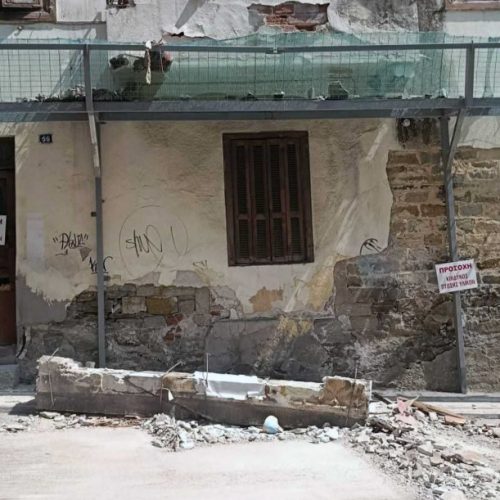 Καβάλα: Μπαλκόνι κατέρρευσε στον δρόμο