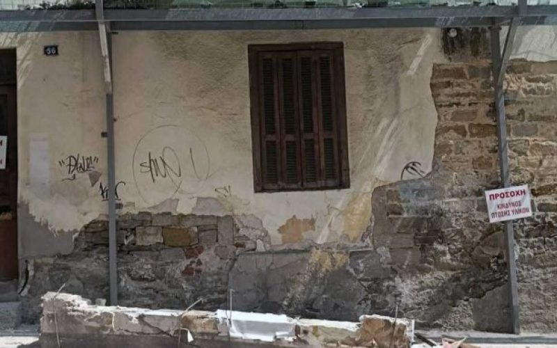 Καβάλα: Μπαλκόνι κατέρρευσε στον δρόμο