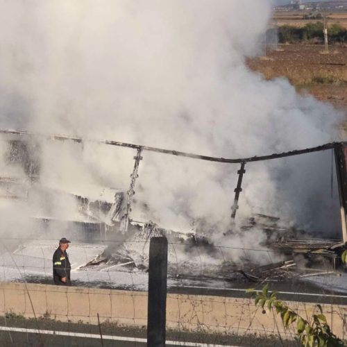 Κοζάνη: Στις φλόγες φορτηγό με φωτοβολταϊκά στην Εγνατία Οδό