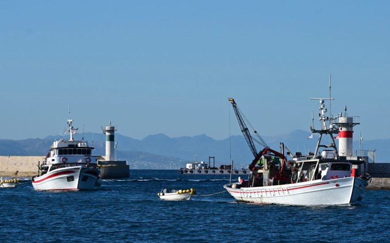 Σε αγώνα επιβίωσης οι αλιείς: Σε ισχύ «μπλόκο» και στον Πειραιά