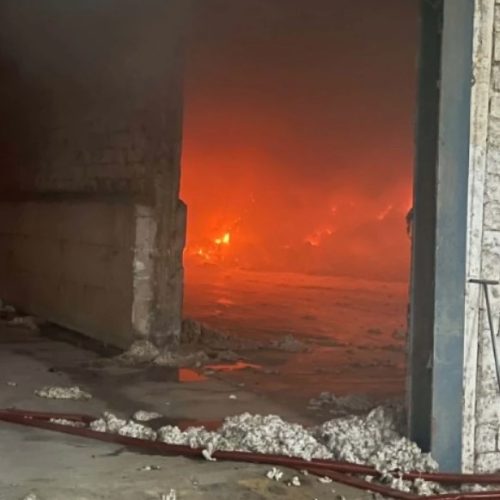 Μεγάλη πυρκαγιά σε έξι αποθήκες με βαμβάκι στα Τρίκαλα