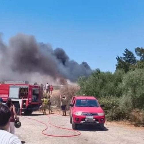 Φωτιά σε γεωργική έκταση στην Ιεράπετρα – Κοντά σε κατοικίες και θερμοκήπια [ΦΩΤΟ]