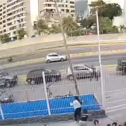 Βίντεο από σεισμό στη Βενεζουέλα: Κτίριο καταρρέει σαν χάρτινος πύργος, πολίτες αδυνατούν να μείνουν όρθιοι
