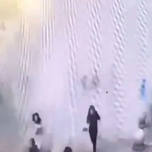 Σεισμός στη Μιανμάρ: Νερά πισίνας σαρώνουν πεζούς στην Κίνα μετά τον σεισμό (Βίντεο)