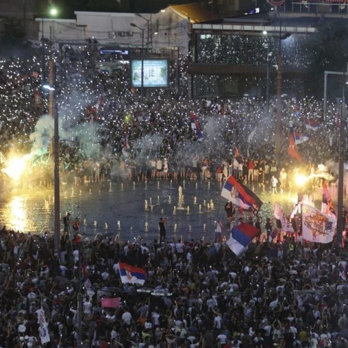 «Πλημμύρισε» το Βελιγράδι – 140.000 διαδηλωτές απαίτησαν «εκλογές»