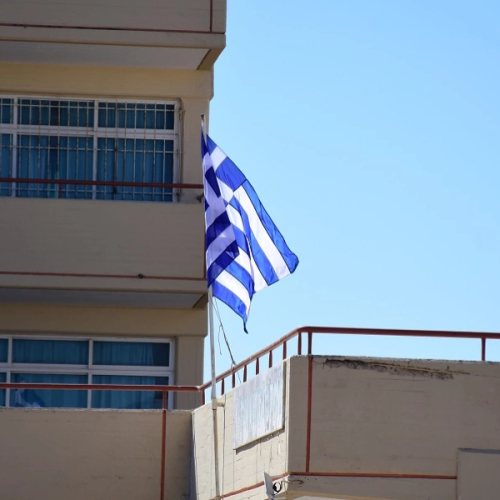 Χειροπέδες σε ανηλίκους που έσκισαν ελληνική σημαία – Συνελήφθησαν και οι γονείς τους!
