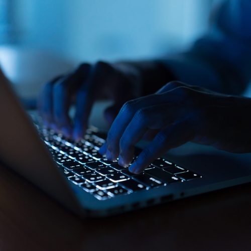 Σοκάρουν τα ευρήματα των Αρχών – Χειροπέδες σε 39χρονο για κατοχή και διακίνηση παιδικής πορνογραφίας