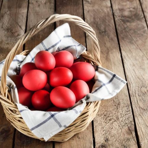 Γιατί κρύβουμε τα κόκκινα αυγά τη Μεγάλη Παρασκευή; Το άγνωστο έθιμο της ημέρας